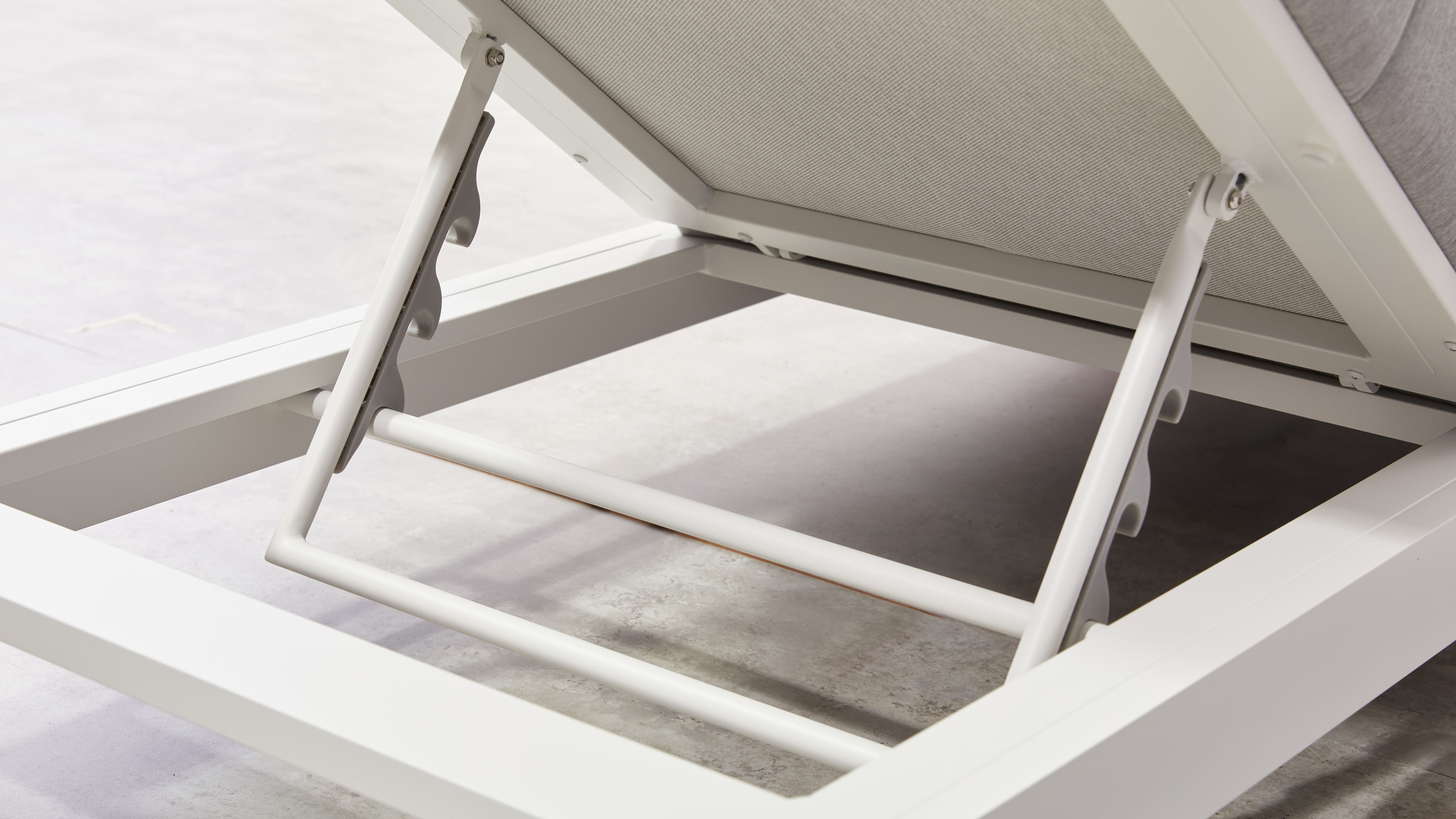 New Noosa White Outdoor Fabric Sun Lounge 10 Thumbnail