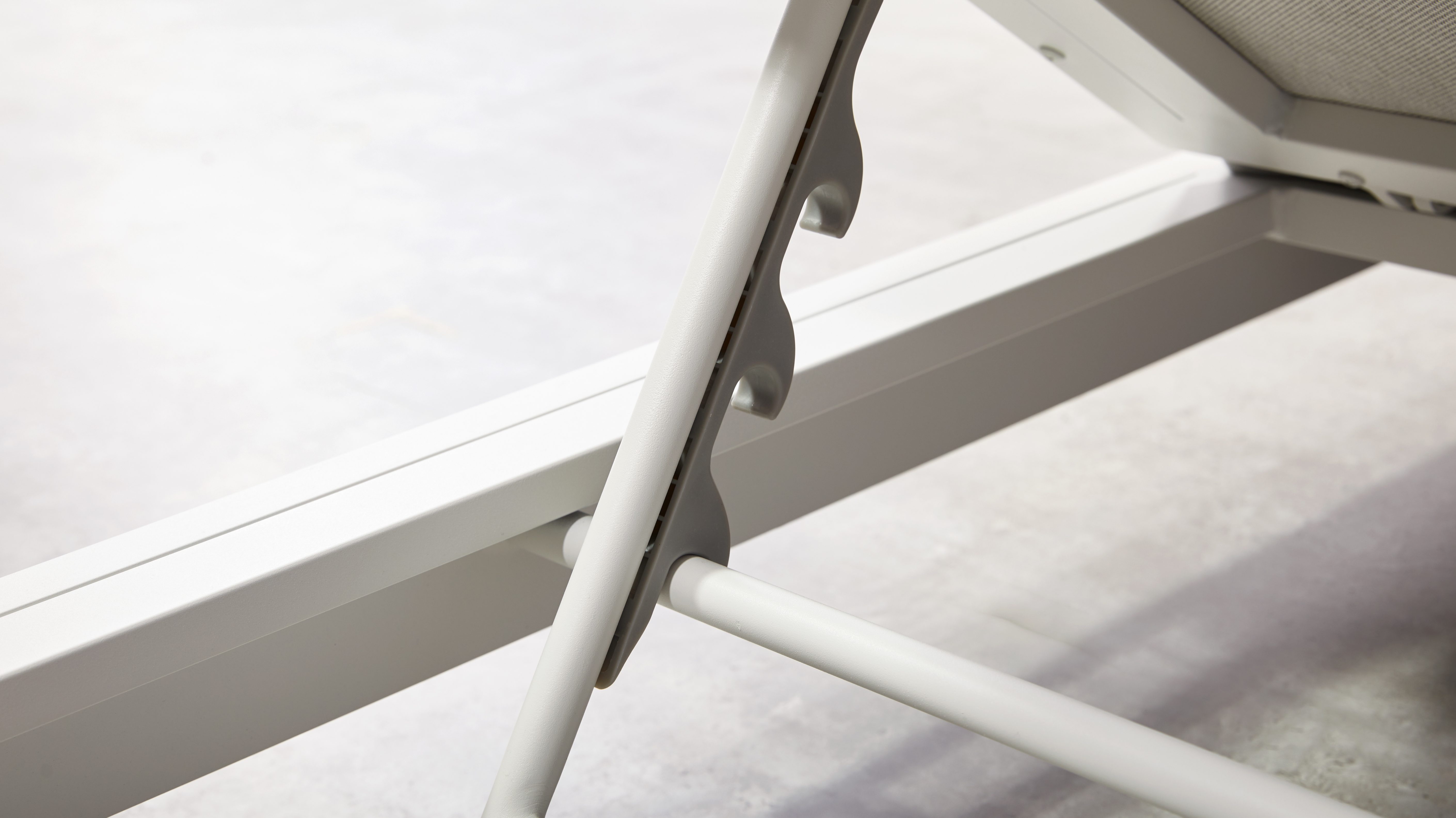 New Noosa White Outdoor Fabric Sun Lounge 10 Thumbnail