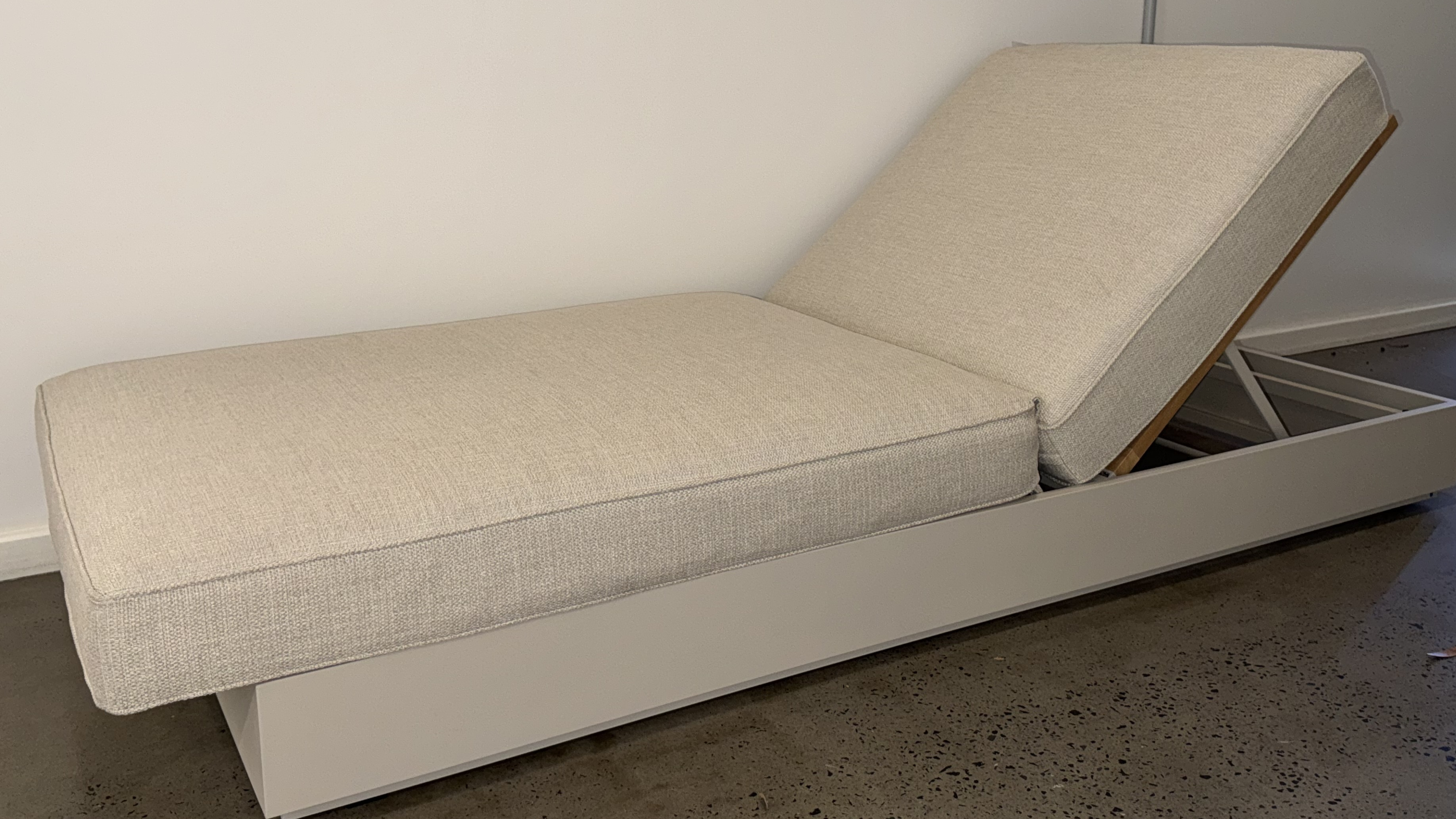 TORQUAY Outdoor Sunlounge (Frame Colour: Cream  Aluminium, Fabric Colour: Sand  Olefin) 1