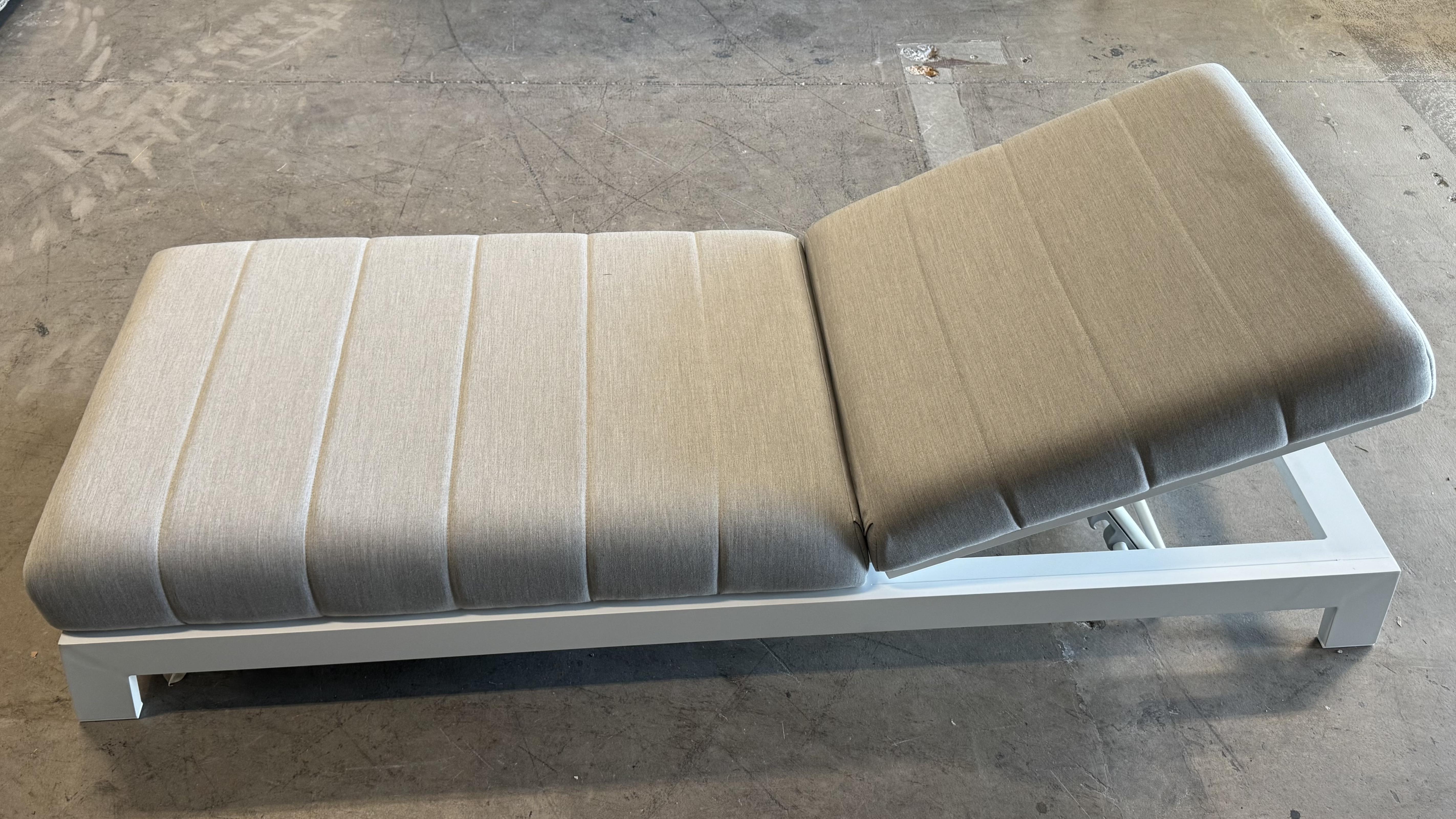 NEW NOOSA WHITE Outdoor Fabric Sun Lounge (Frame And Fabric: White Frame With Lead Chine Fabric) 1