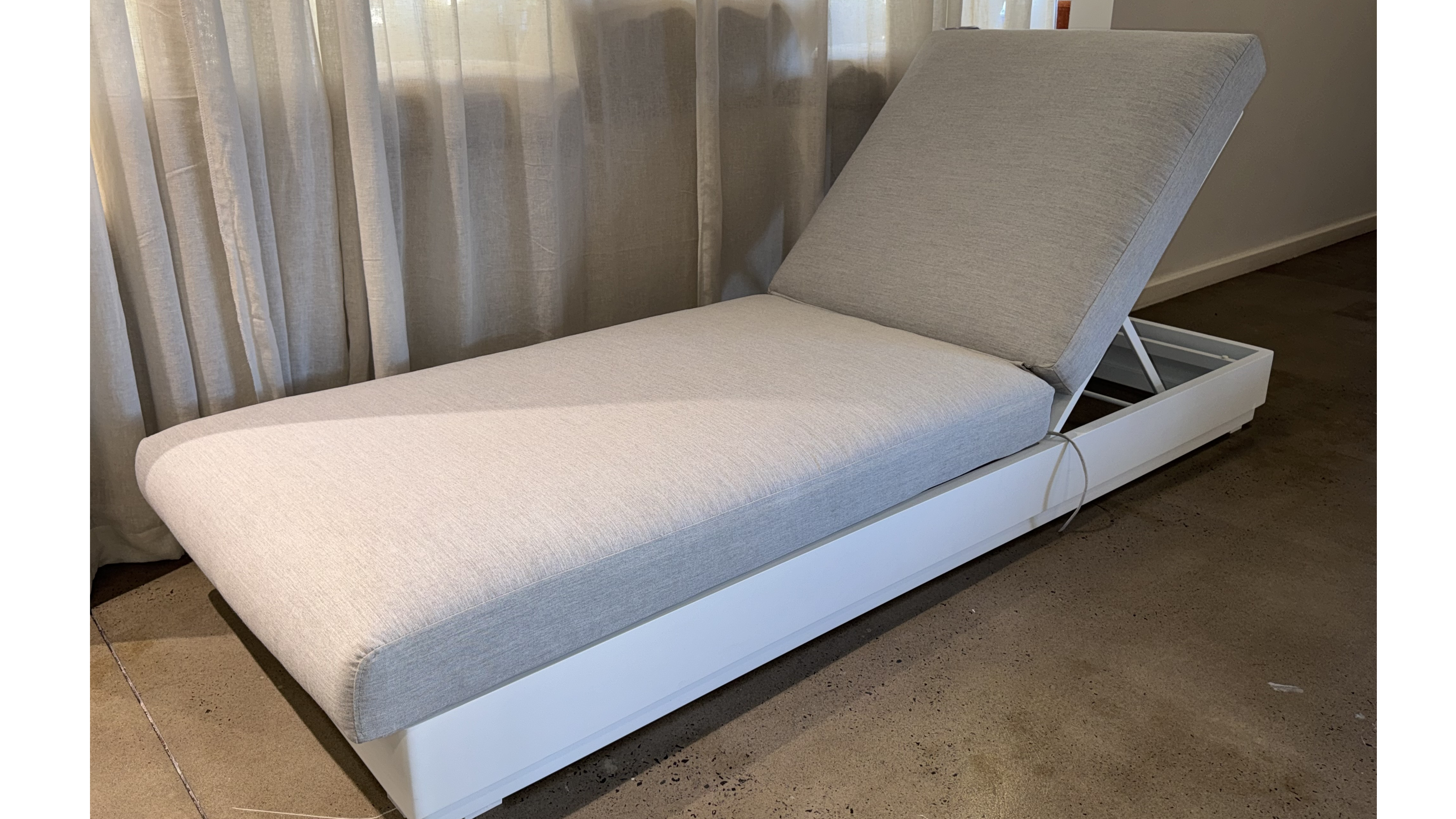 BYRON WHITE Outdoor Sunlounge (Frame Colour: White Aluminum, Fabric Colour: Grey Acrylic) 1