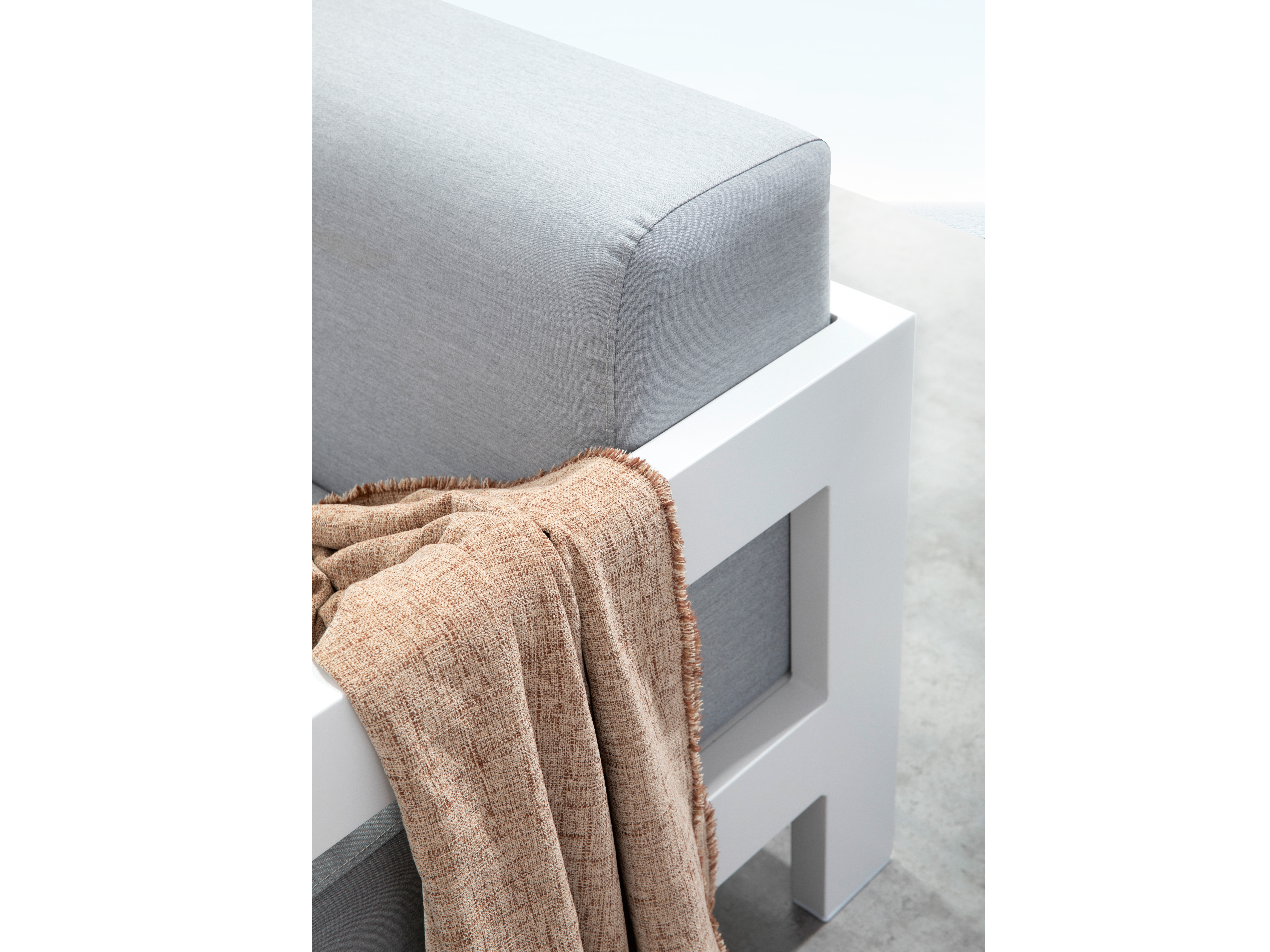 New Noosa White Outdoor Lounge Set 2+1+1 With Coffee Table 10